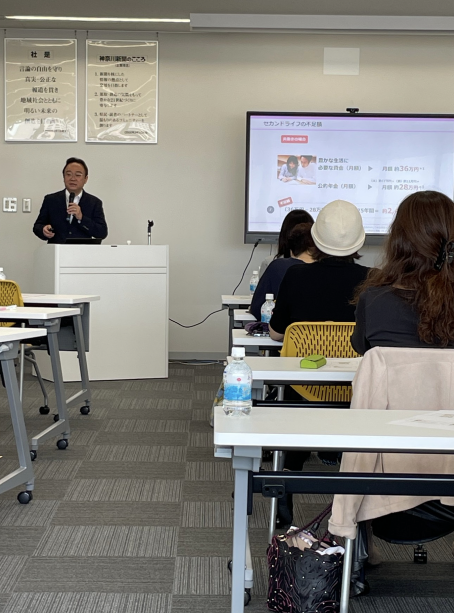 お客さんに保険の説明をするMDRT14年連続・COT7年連続の丸さん